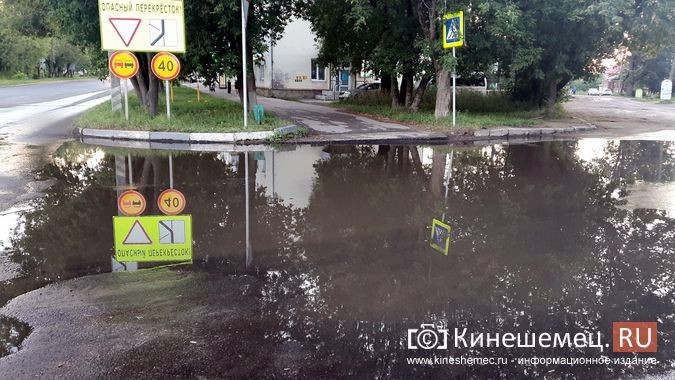 На месте укладки нового асфальта у МФЦ образовалась огромная лужа фото 4