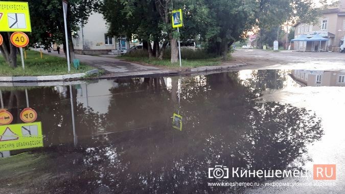 На месте укладки нового асфальта у МФЦ образовалась огромная лужа фото 3