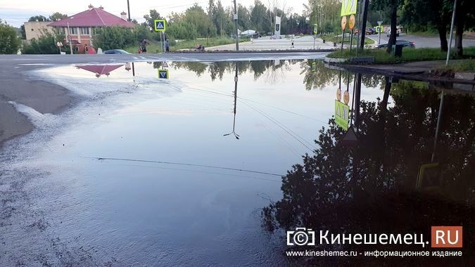 На месте укладки нового асфальта у МФЦ образовалась огромная лужа фото 2