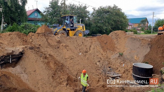 На ул.Декабристов меняют часть коллектора, стоки из которого заливали дома фото 7