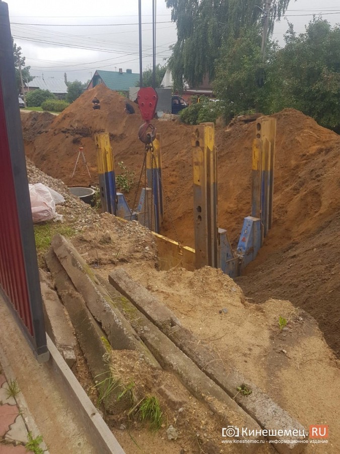 На ул.Декабристов меняют часть коллектора, стоки из которого заливали дома фото 24