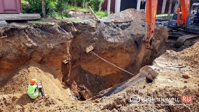 На ул.Декабристов меняют часть коллектора, стоки из которого заливали дома фото 15
