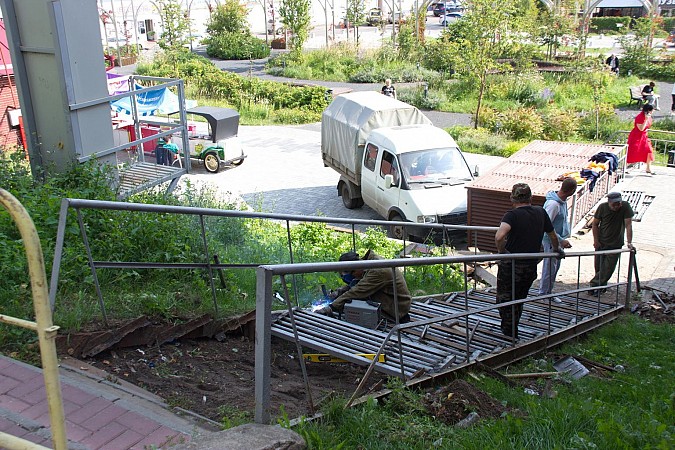 У Красных торговых рядов ремонтируют злополучную лестницу фото 2