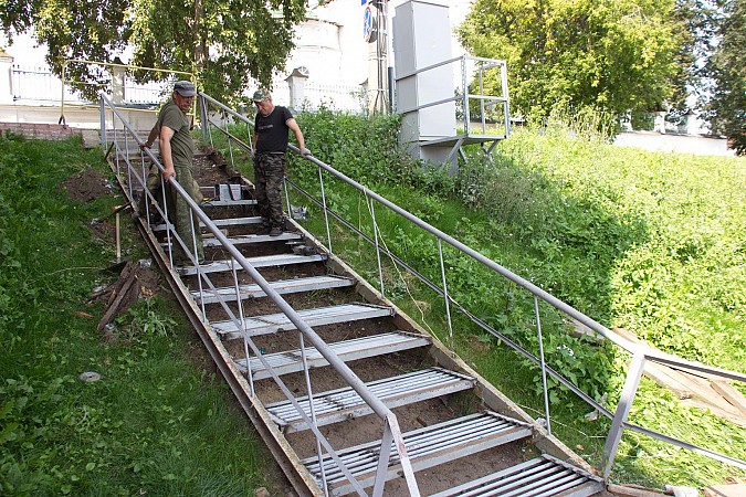 У Красных торговых рядов ремонтируют злополучную лестницу фото 3