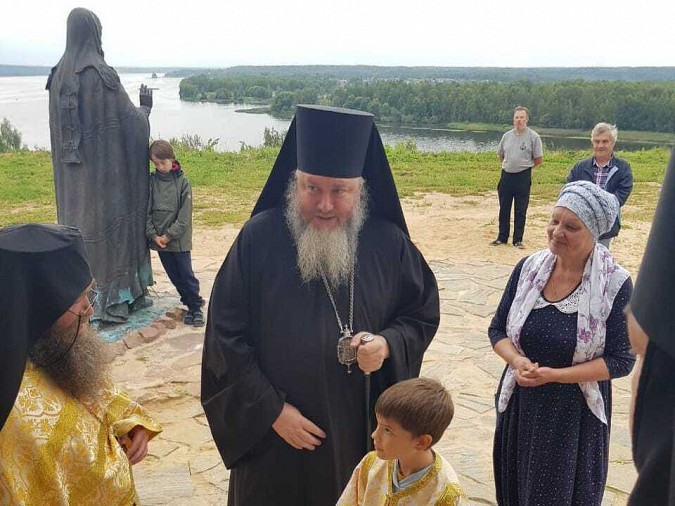 В храме святителя Митрофана в Николо-Мере прошло архиерейское служение фото 3
