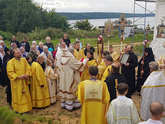 В храме святителя Митрофана в Николо-Мере прошло архиерейское служение фото 2