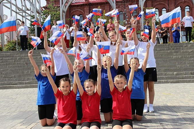 В День Российского флага в Кинешме развернули 10-метровый триколор фото 3