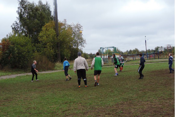 В Кинешме школьники провели футбольный матч со взрослыми спортсменами фото 3