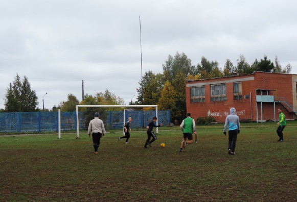 В Кинешме школьники провели футбольный матч со взрослыми спортсменами фото 4