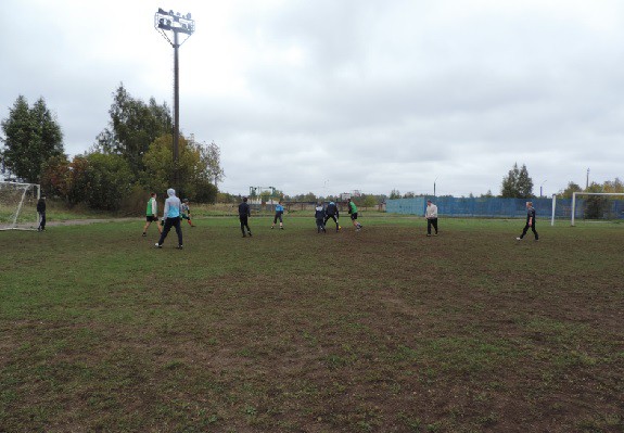 В Кинешме школьники провели футбольный матч со взрослыми спортсменами фото 2