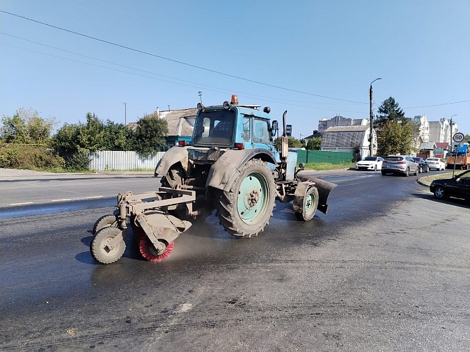 На улицы Кинешмы вновь вышла подметальная машина фото 3