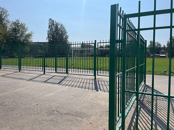 В Наволоках завершен монтаж ограждения по периметру городского стадиона фото 2