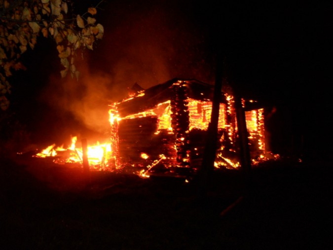 В Ивановской области сгорел деревянный дом фото 5
