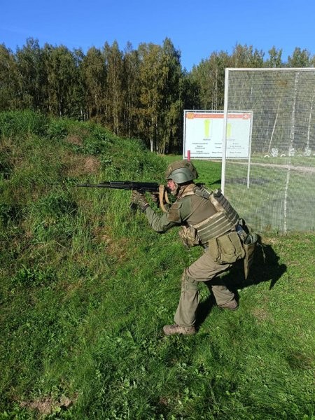 Воспитанники клуба «Ратник» постреляли из АК-74 и пулемета ПКМ на полигоне академии РХБЗ фото 3