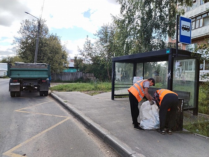 Жители Кинешмы складируют на остановках бытовой мусор фото 2