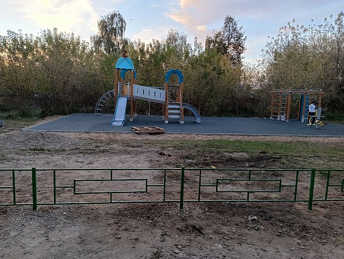 На детской площадке на ул.Фурманова установили безопасное покрытие фото 3