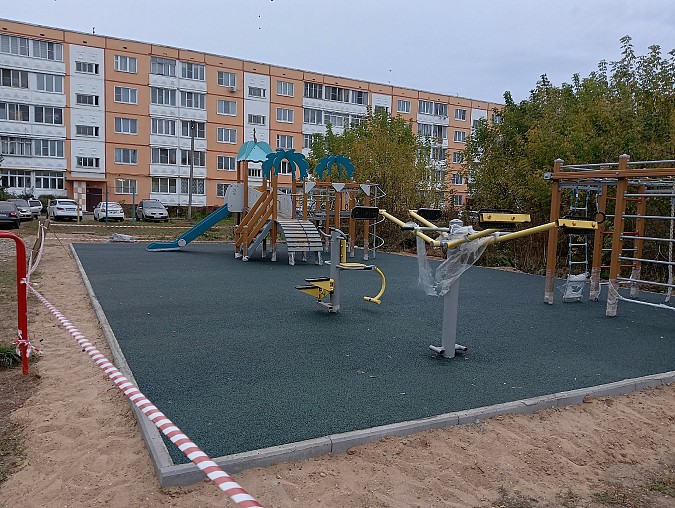 На детской площадке на ул.Фурманова установили безопасное покрытие фото 2