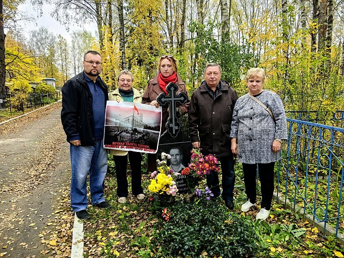 Коммунисты Кинешмы возложили цветы к могиле защитника Дома Советов Алексея Дядченко фото 2