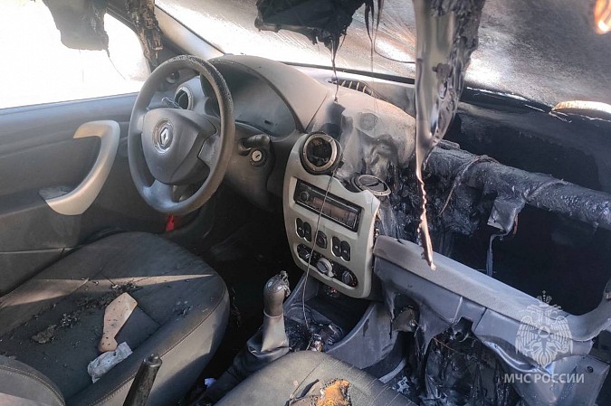 В Кинешме на улице Вичугской на ходу загорелся «Рено Логан» фото 2