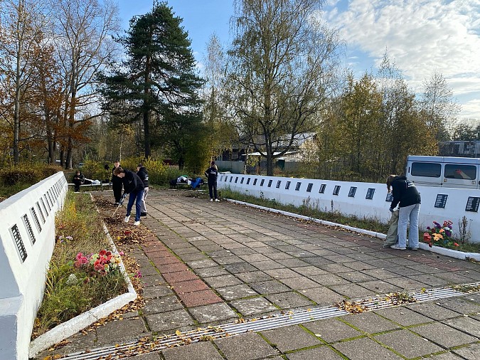 Волонтеры очистили от мусора территорию у обелиска в микрорайоне «Томна» фото 3