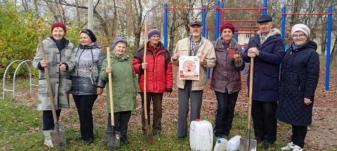 В сквере на пересечении улиц Правды – Менделеева высадили ели фото 6