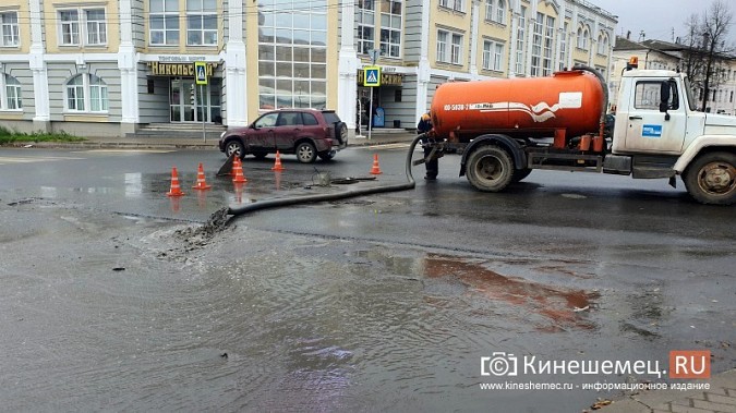 Коммунальщики залили центр Кинешмы жижей из водопровода фото 3