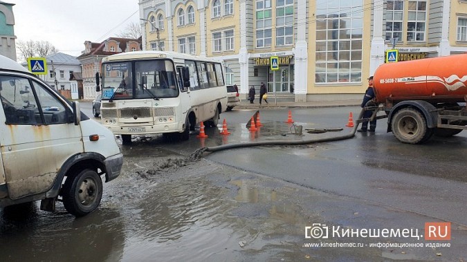 Коммунальщики залили центр Кинешмы жижей из водопровода фото 2