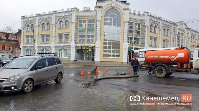 Коммунальщики залили центр Кинешмы жижей из водопровода фото 4