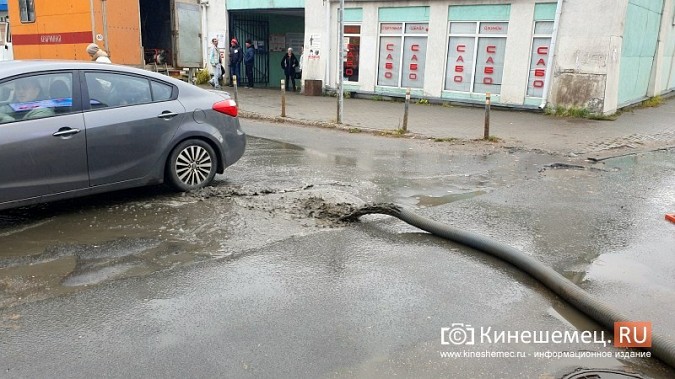 Коммунальщики залили центр Кинешмы жижей из водопровода фото 5