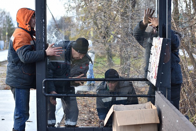 В Кинешме заменят 33 стекла, разбитых вандалами на новых остановочных павильонах фото 5