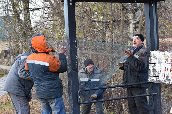 В Кинешме заменят 33 стекла, разбитых вандалами на новых остановочных павильонах фото 2
