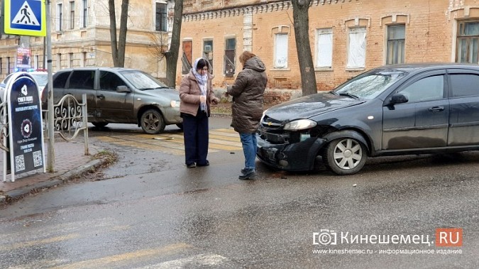 На перекрестке ул.Фрунзе и Комсомольской столкнулись «Калина» и «Шевроле Лачетти» фото 3