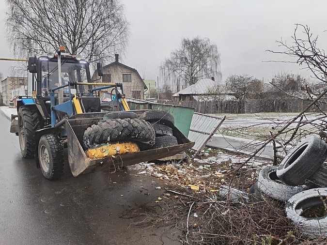 Бригада УГХ собирает автопокрышки с контейнерных площадок Кинешмы фото 2