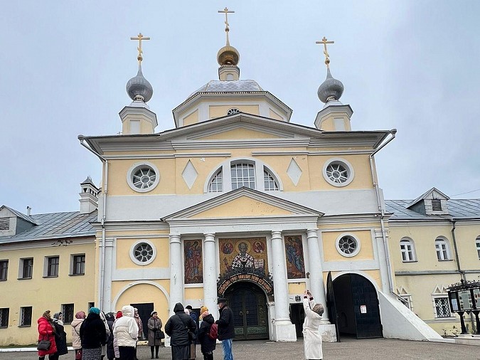 Совет женщин Кинешемского района посетил Николо-Шартомский мужской монастырь фото 4