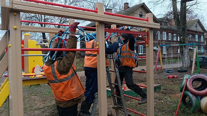 В микрорайоне «Рубленый» установили детскую площадку фото 2