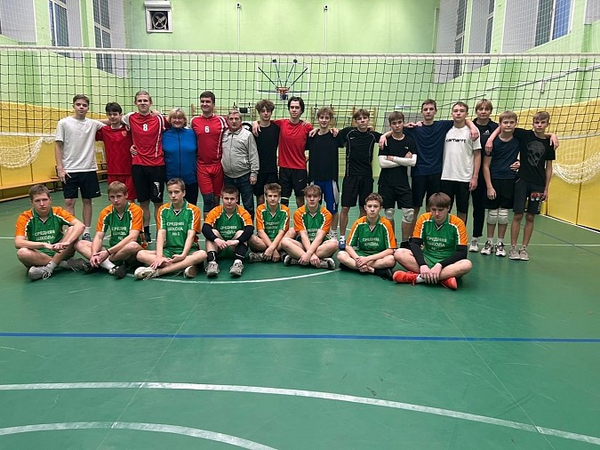 Команда «Арены» выиграла соревнования по волейболу среди школ фото 2