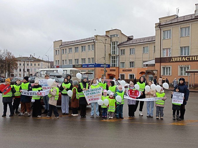 Сотрудники ГИБДД Кинешмы провели акцию на площади Революции фото 2