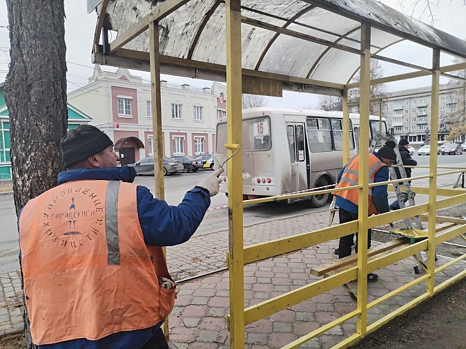 В Кинешме восстанавливают разрушенные вандалами остановки фото 3