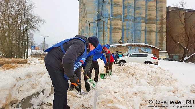 В Кинешме председатель городской думы чистил от снега мост через Казоху фото 9