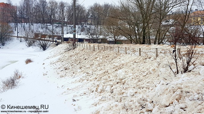 В Кинешме председатель городской думы чистил от снега мост через Казоху фото 7
