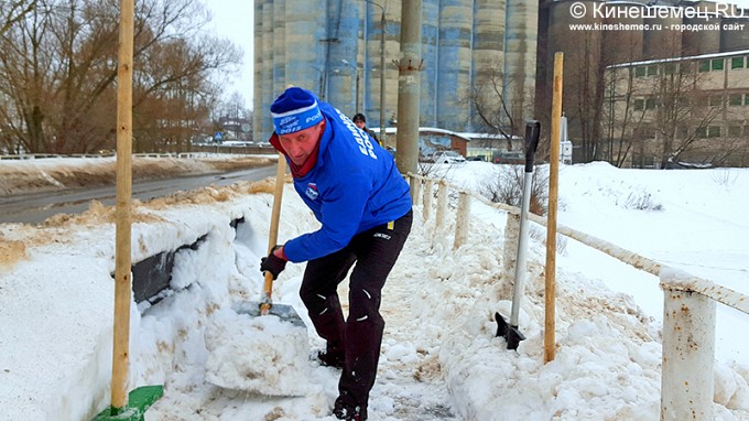 В Кинешме председатель городской думы чистил от снега мост через Казоху фото 5