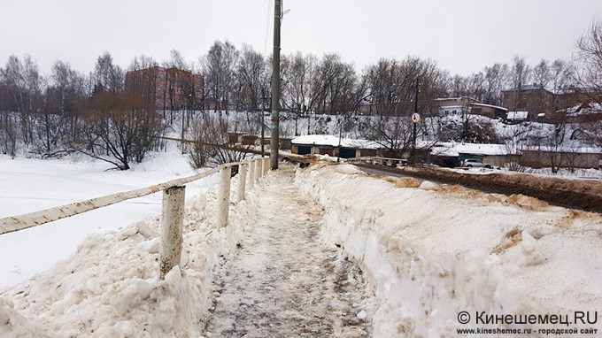 В Кинешме председатель городской думы чистил от снега мост через Казоху фото 10