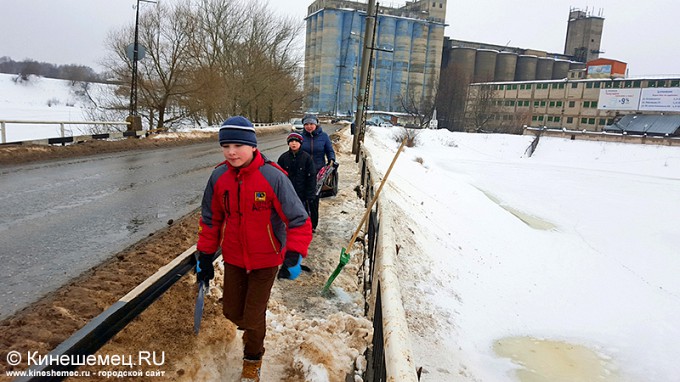 В Кинешме председатель городской думы чистил от снега мост через Казоху фото 3