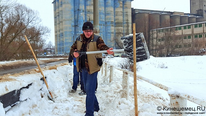 В Кинешме председатель городской думы чистил от снега мост через Казоху фото 6