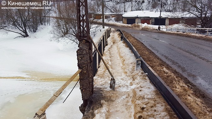 В Кинешме председатель городской думы чистил от снега мост через Казоху фото 2