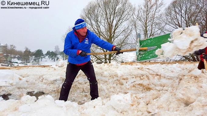 В Кинешме председатель городской думы чистил от снега мост через Казоху фото 8