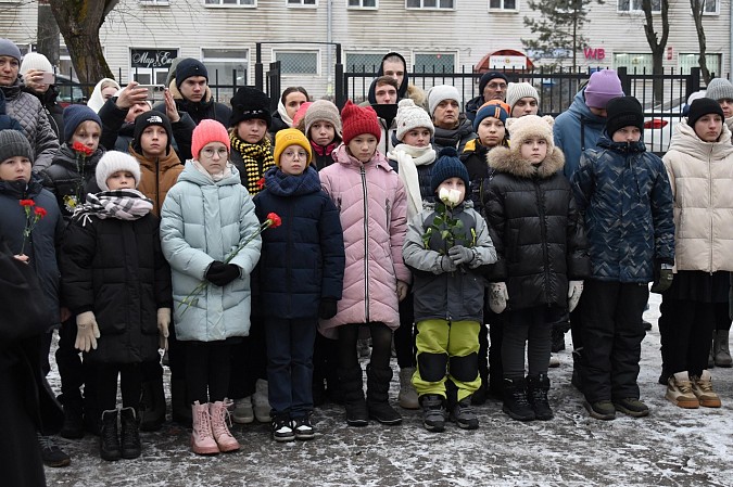 В Кинешме открыли мемориальную доску в честь героя СВО Сергея Кропотова фото 4
