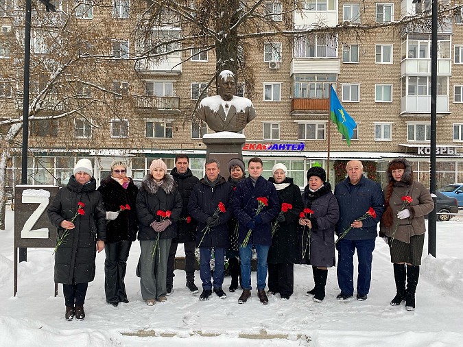 В День Героев Отечества в Кинешме возложили цветы к памятным знакам и обелискам фото 6