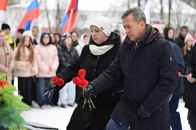 В День Героев Отечества в Кинешме возложили цветы к памятным знакам и обелискам фото 5