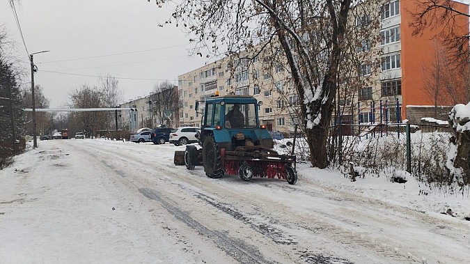 УГХ продолжает устранять последствия снегопада в микрорайонах города фото 3